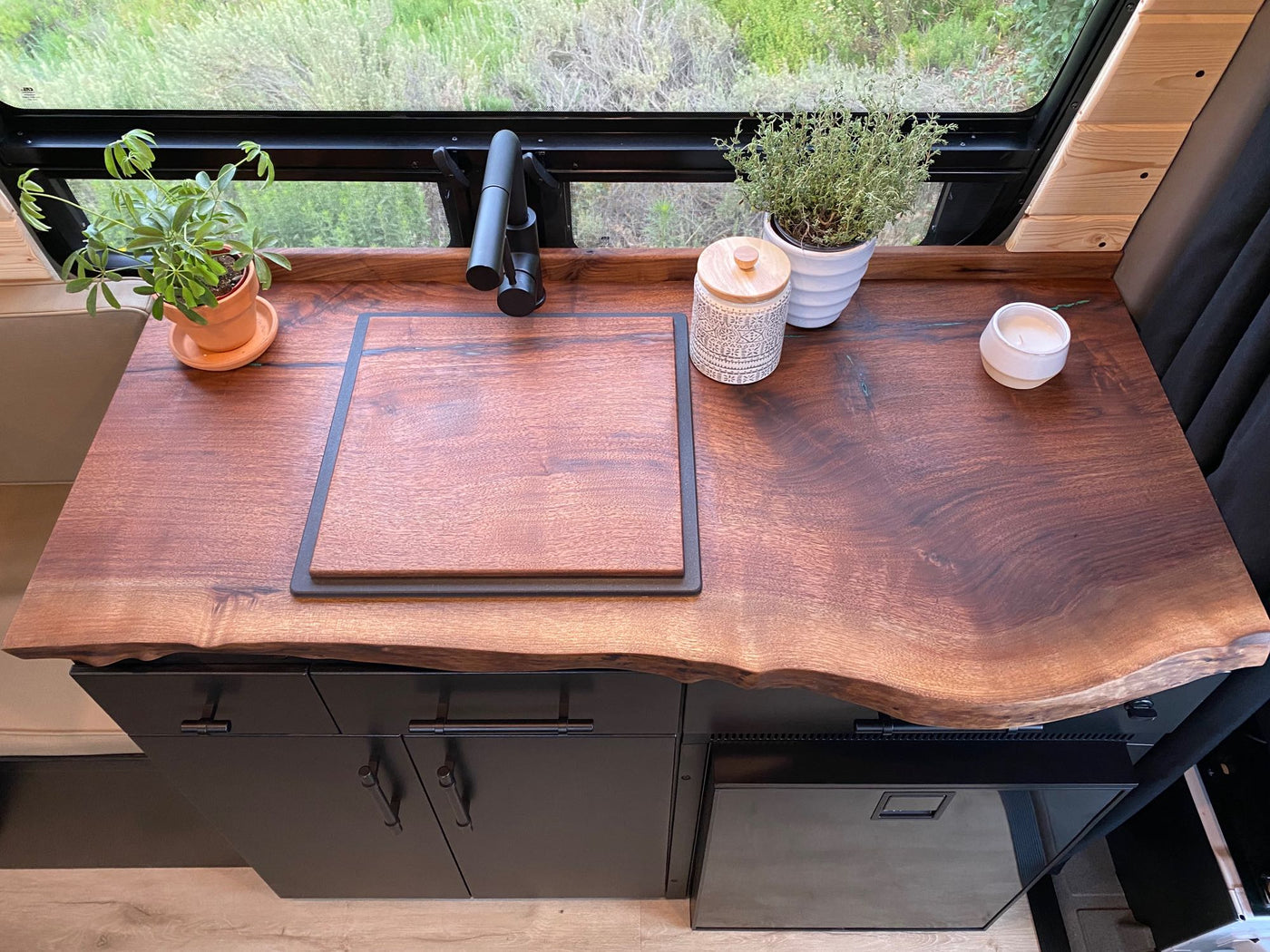  showcasing a full kitchen — photo 4