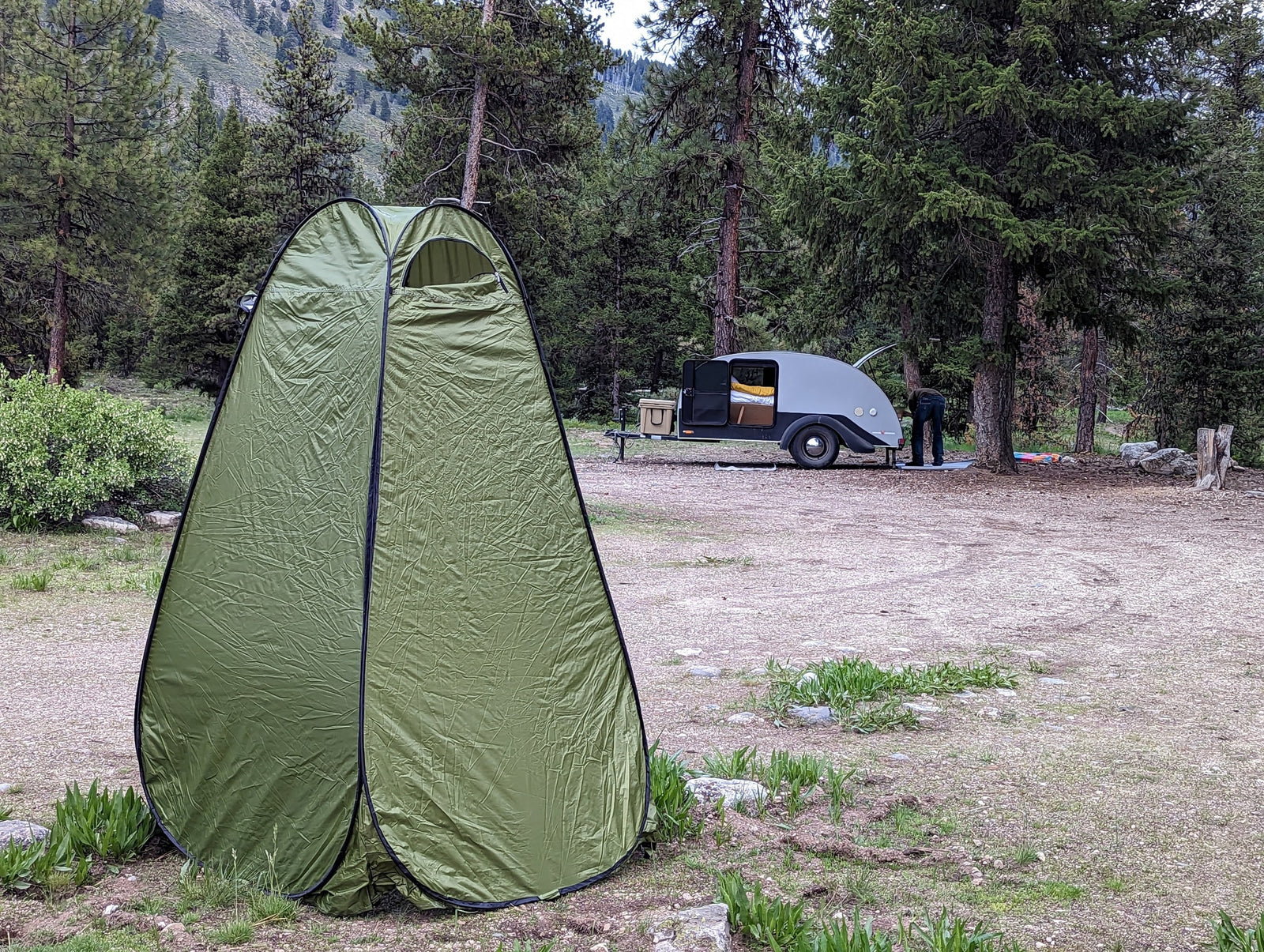  and patterned floor.|Brewing coffee in an RV rental kitchen: a blue speckled pot on the stovetop