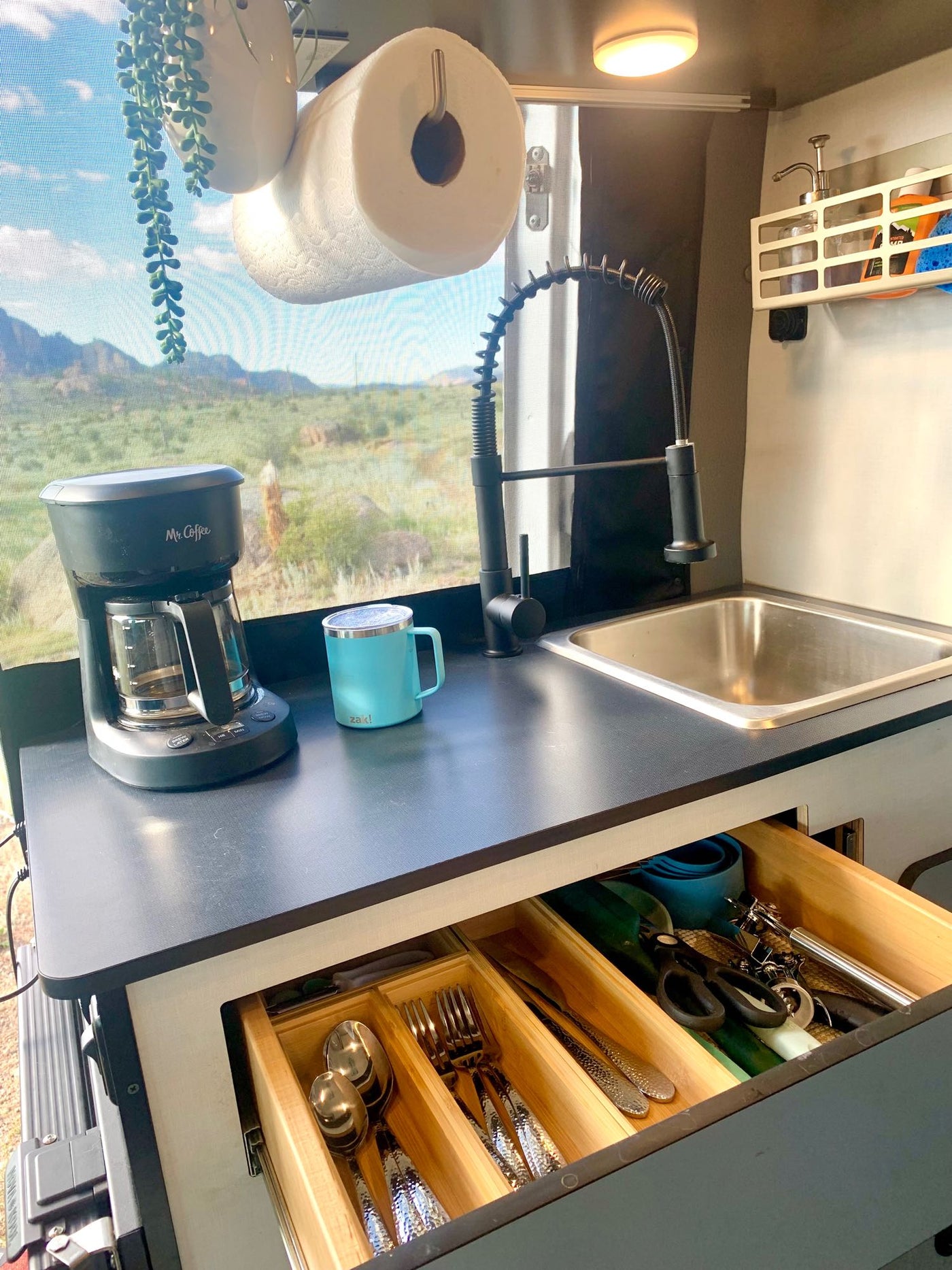  facing mountains. Coffee maker inside. Scenic camping.|Inside an RV rental — photo 7