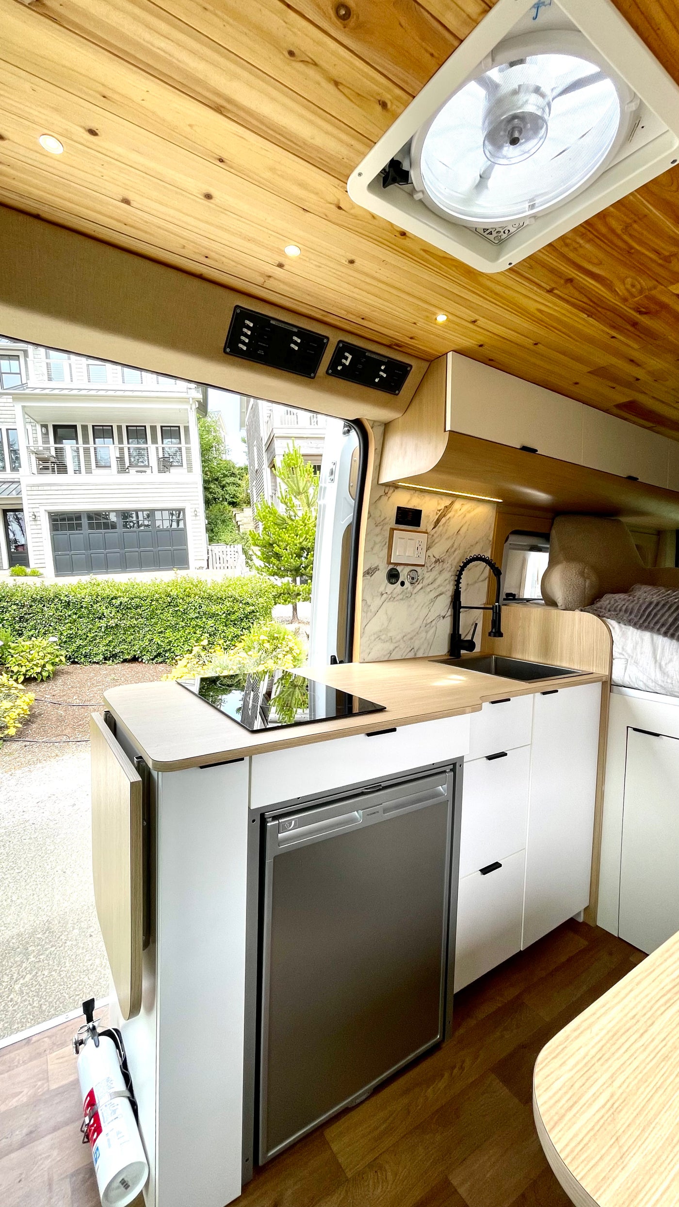 "Ramrod" 2022 Promaster, 3-4 days off grid! Hot shower! Luxury Amenities — photo 7