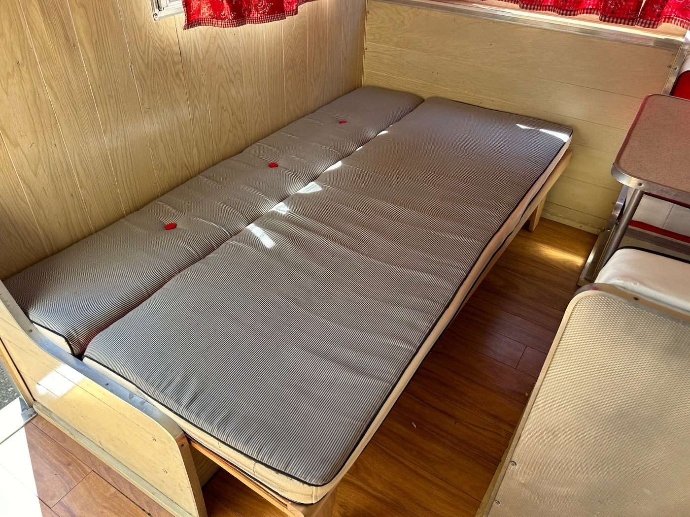 Cute Vintage Camper — photo 8