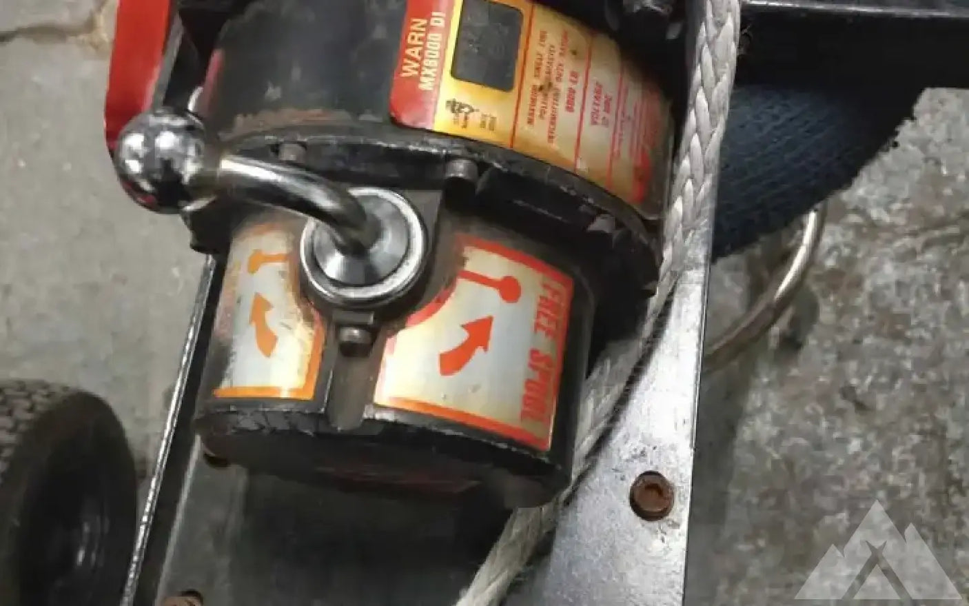 Warn winch 8000 lbs/reciever cradle — used gear for sale (photo 3)