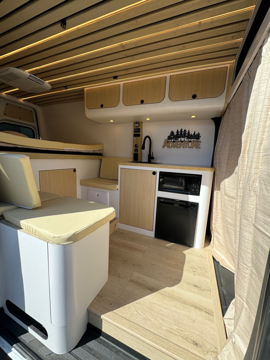  kitchen with sink/appliances