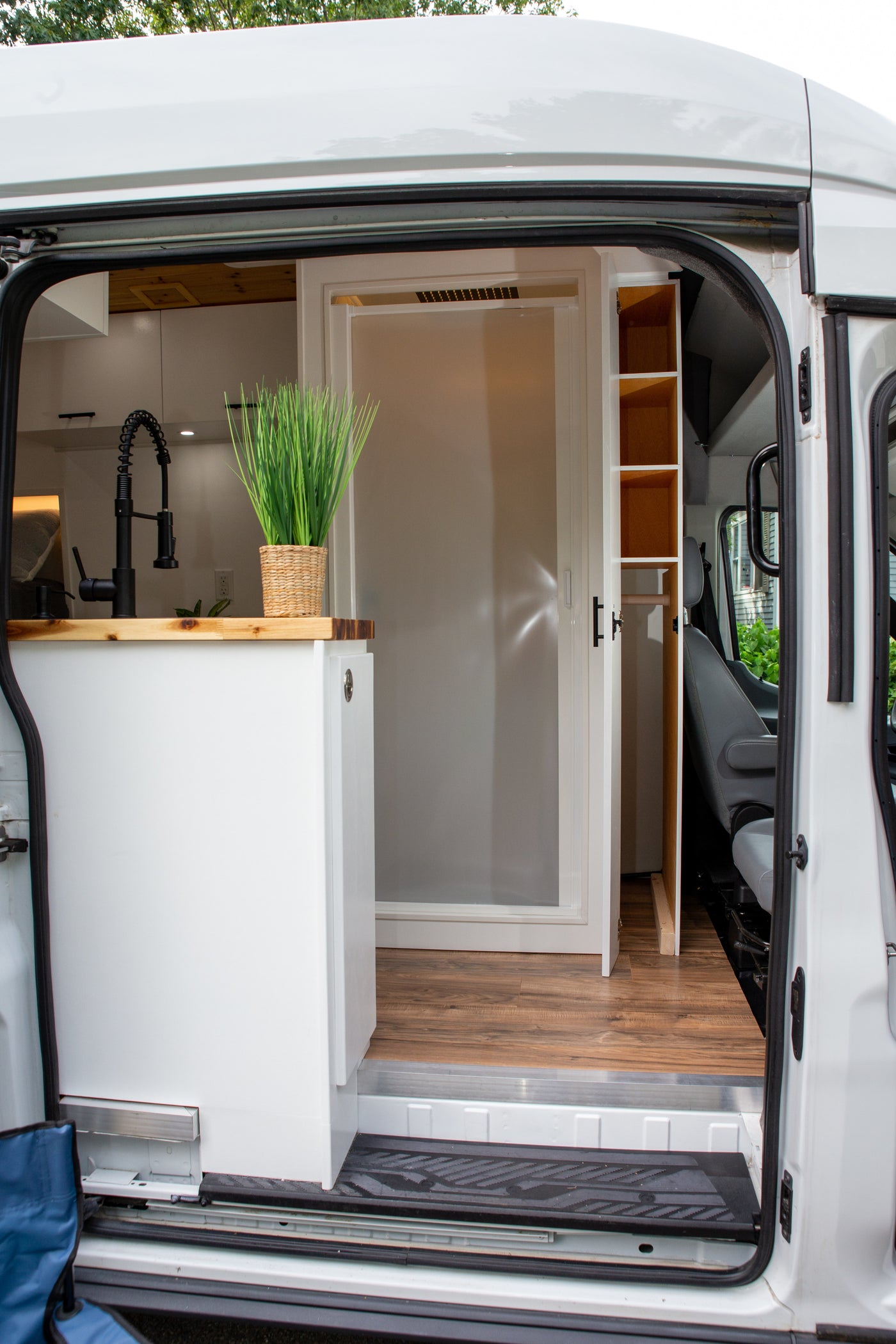 Ultimate Adventure Van with AC & Hot Shower, Battery bank, Queen Bed — photo 8