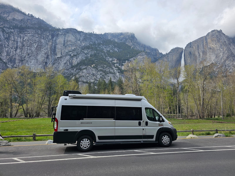 Explore stunning nature! This rv rental — photo 1