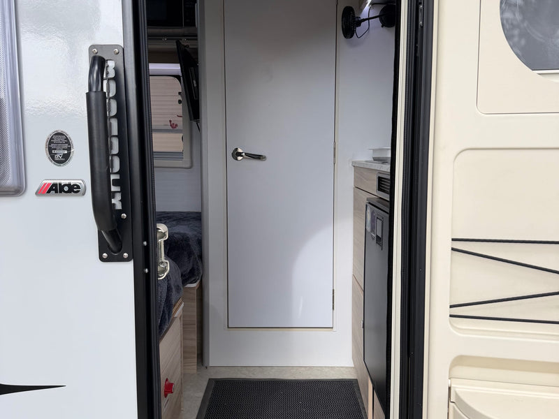  a white door — photo 9