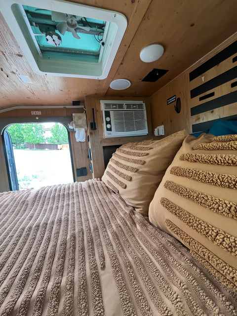 Cozy Offroad Camper with Tempur-Pedic Bed — photo 5