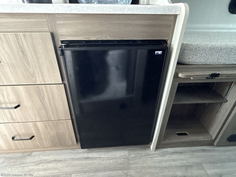 B01 - Thor Twist Van - The RV Rental Factory — photo 3