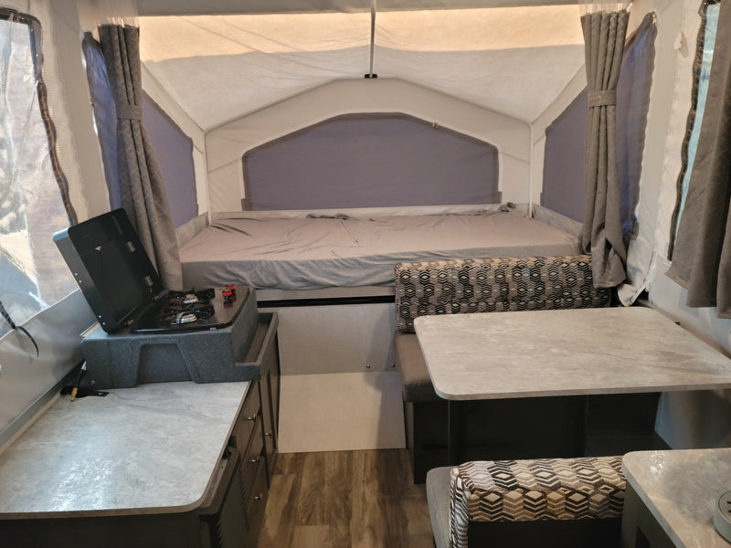  ready for an RV rental adventure. Ideal for camping.|RV rental: Pop-up camper floor plan with beds — photo 5