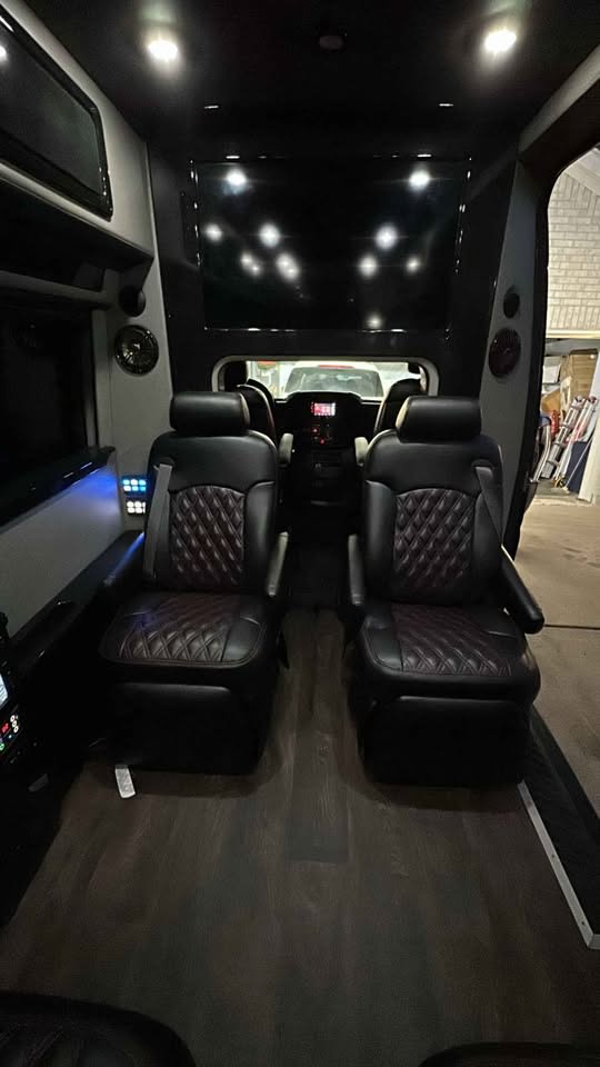  diamond-stitched captain's chairs — photo 8