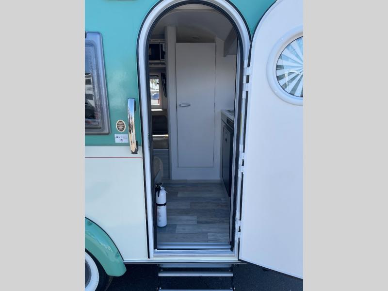 Lightweight Retro Style Camper — photo 5