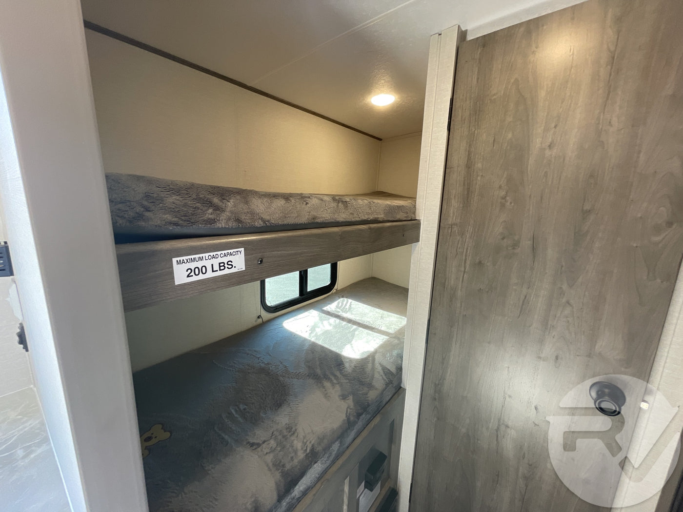 RV rental bunk beds, capacity 200 lbs. Cozy sleeping space for family trips. — photo 3