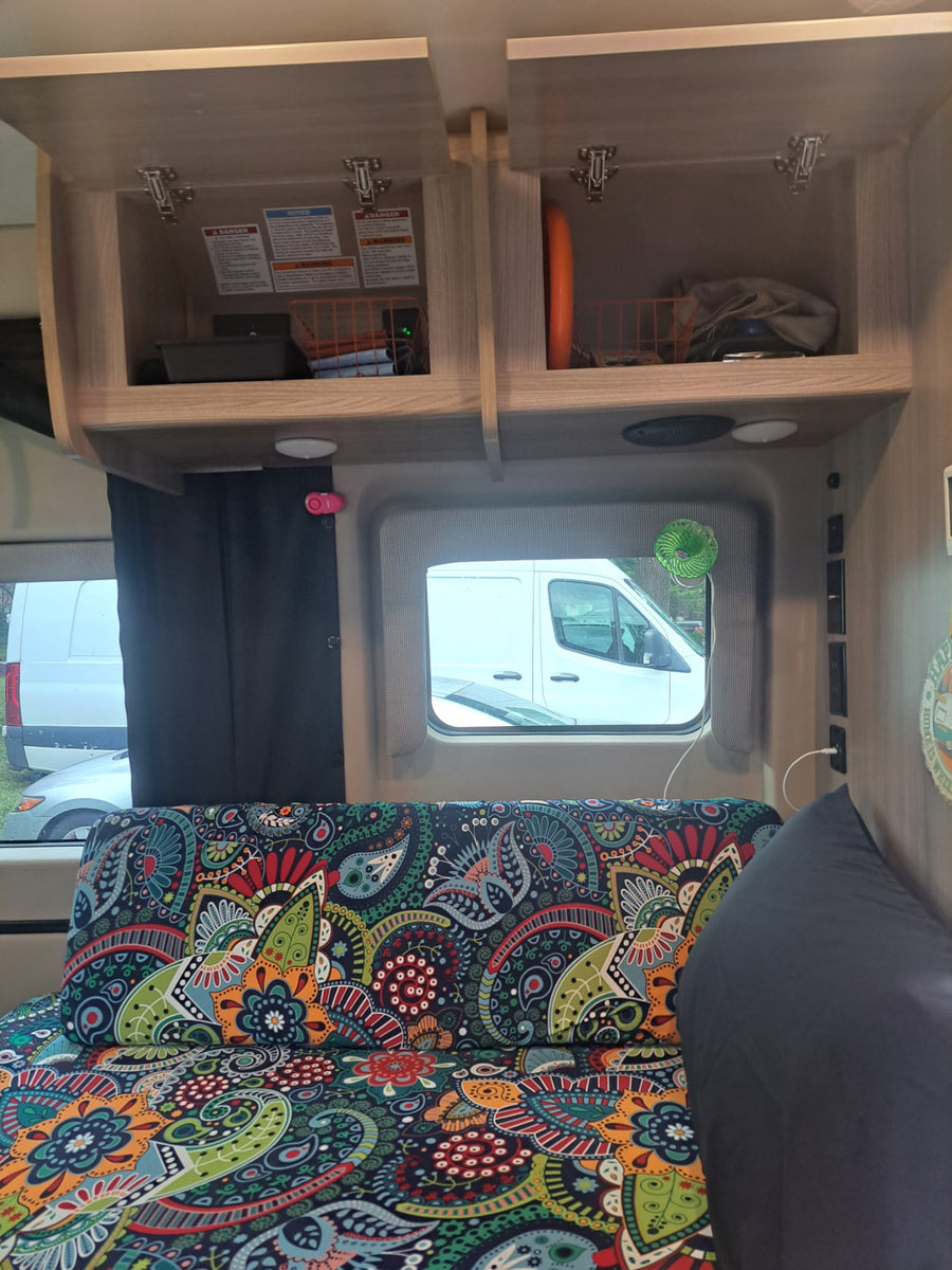  kitchenette with microwave