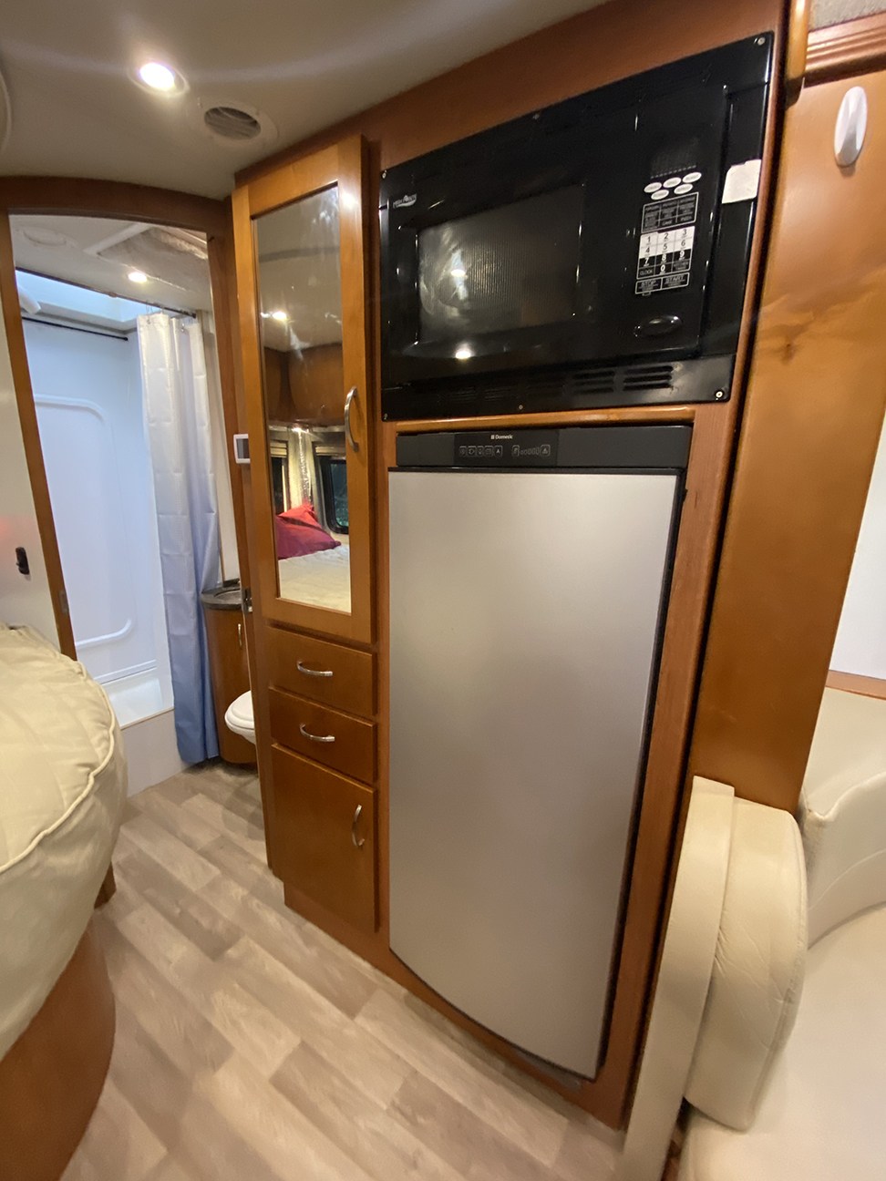  and overhead cabinets.|Cozy RV rental bedroom features a comfortable bed — photo 5
