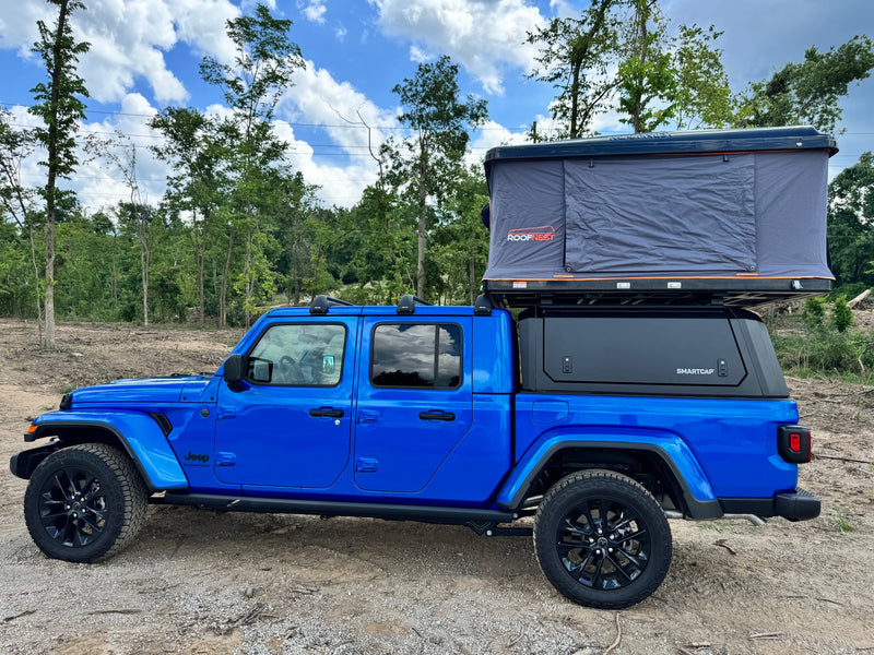  offers an adventurous alternative to rv rental camping.|Blue Jeep Gladiator with a Roofnest tent and Smartcap. An exciting RV rental for your overlanding and camping adventures.|Bright blue Jeep Gladiator pickup with a SmartCap & Roofnest rooftop tent — photo 4