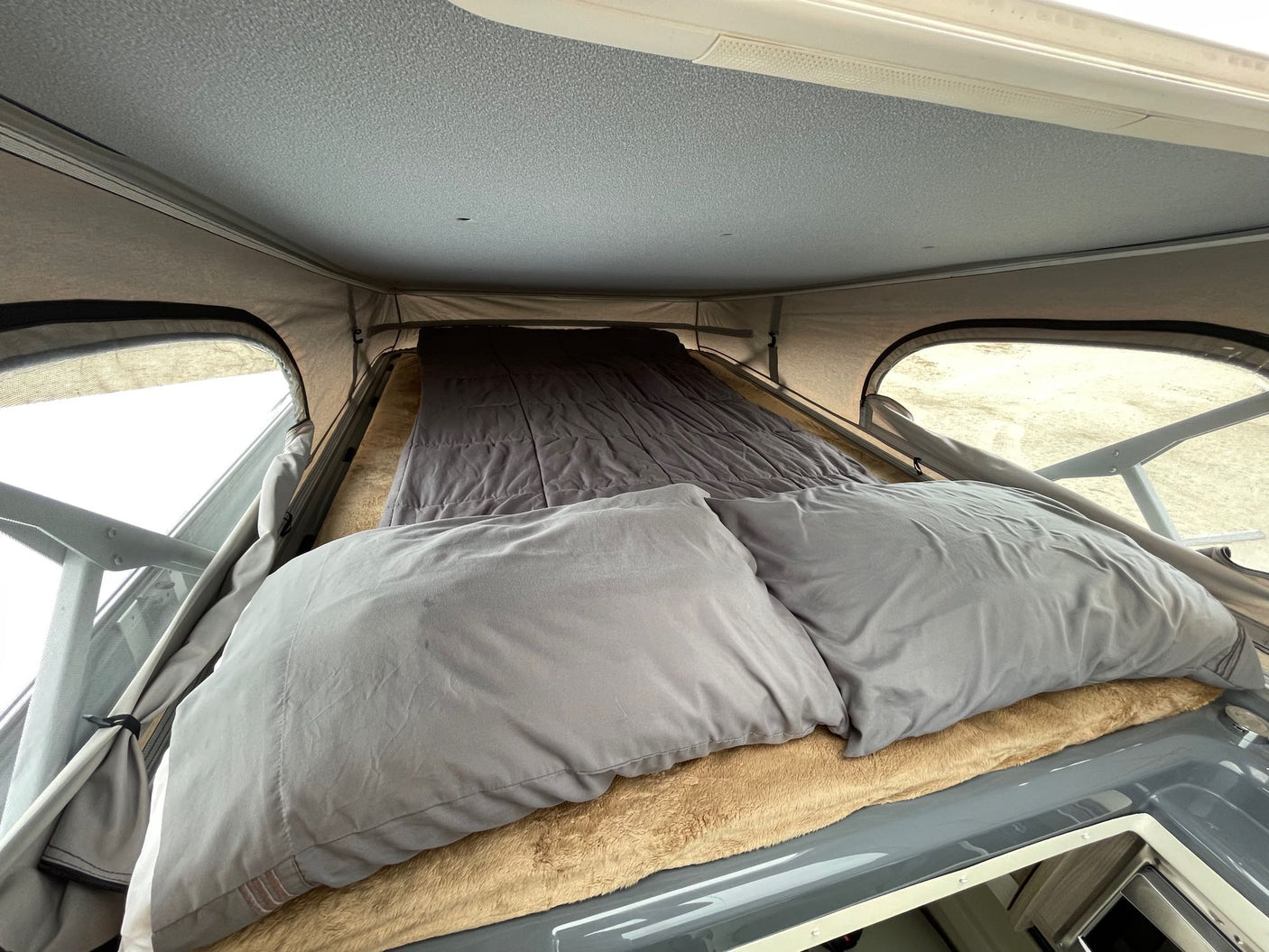 Comfy Camper Van Sleeps 4 w/AC, Pets .Welcome!