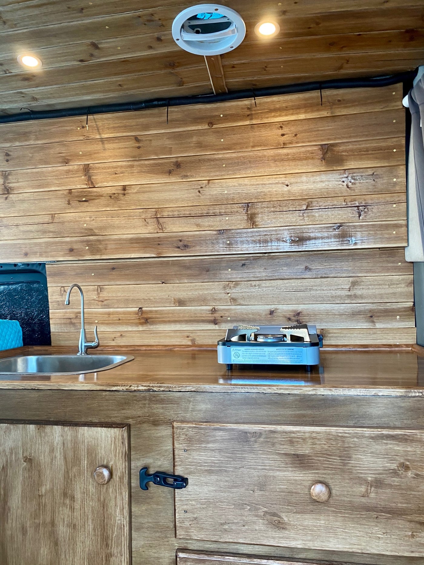  and a functional sink.|Black high-roof van — photo 7