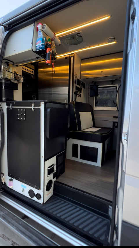 Winnebago Revel 4x4 Adventure Van — photo 2