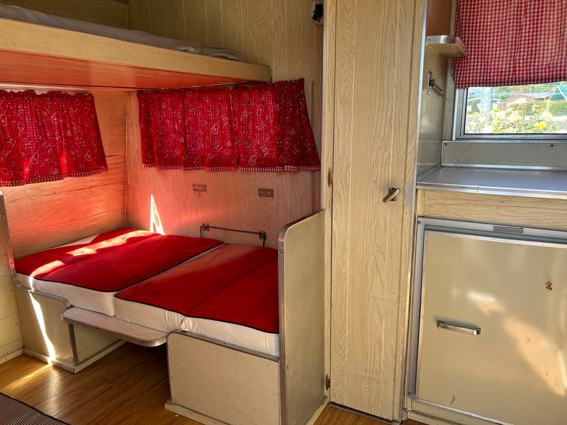 Cute Vintage Camper — photo 7