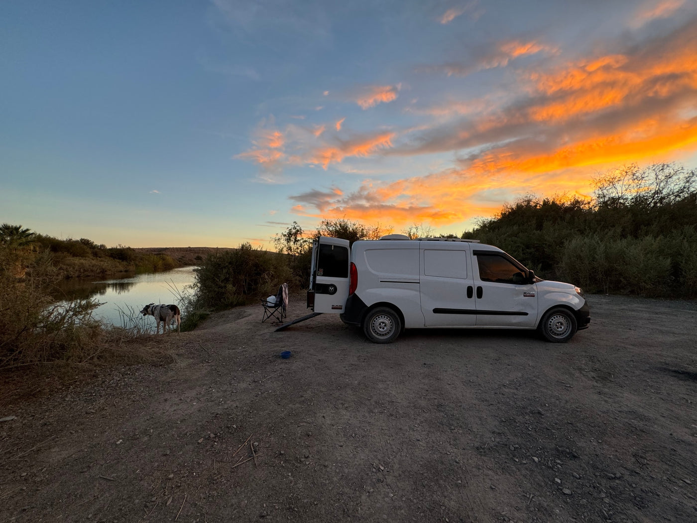  a white van — photo 2