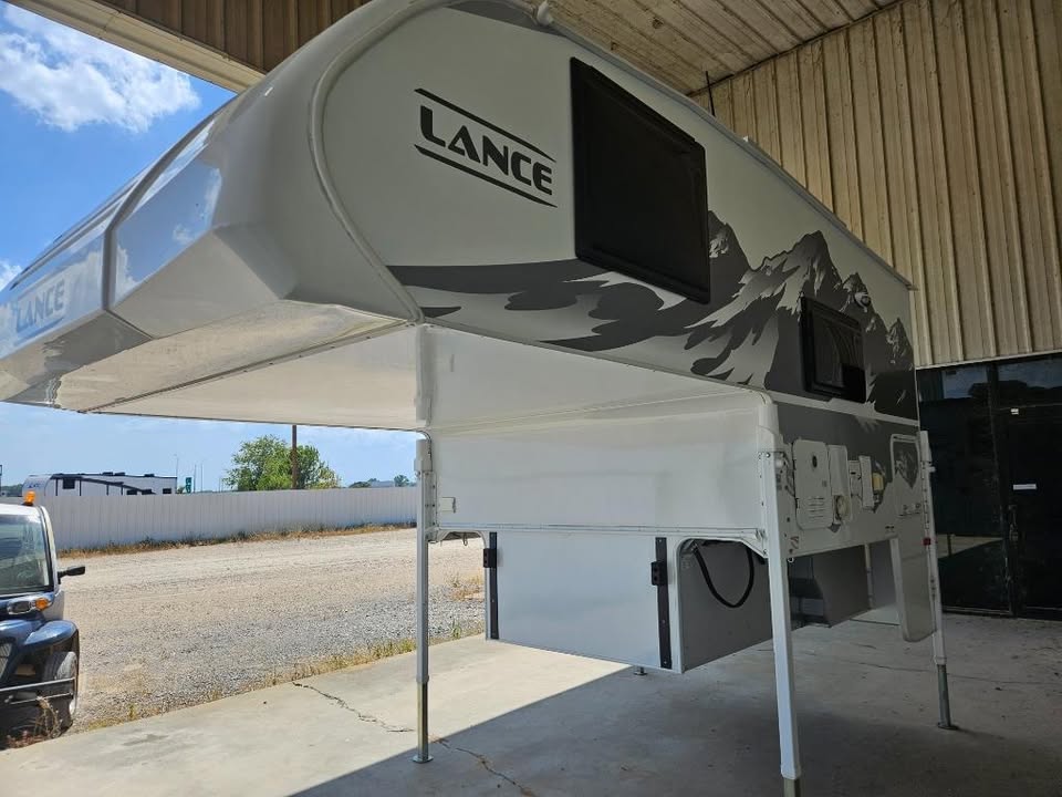 2021 LANCE 650 TRUCK CAMPER in Pearl, MS (photo 4) — photo 4