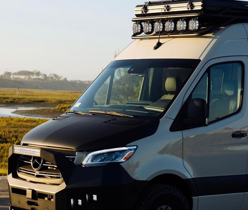  equipped with roof rack & ladder. Ideal RV rental for off-road adventures — photo 2