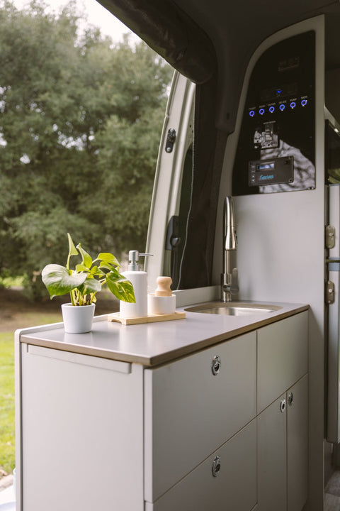 "La Explora" Luxury Mercedes-Benz Sprinter Campervan — photo 4