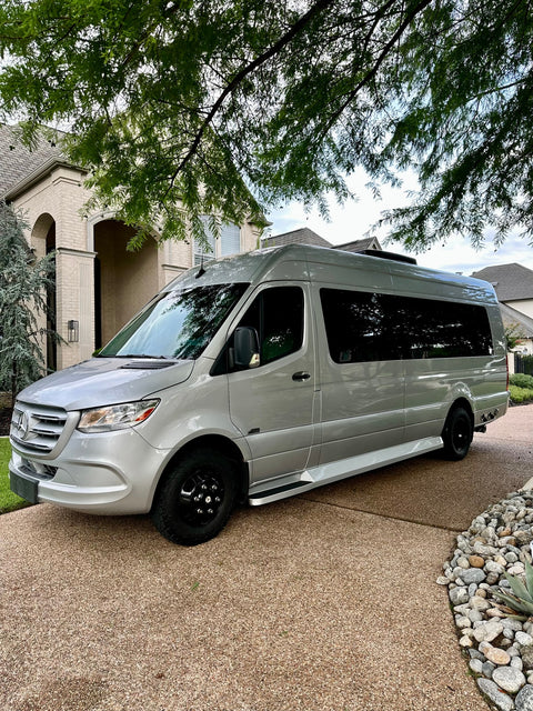 Midwest Ultimate Luxe Day Cruiser-          Starlink- Air Ride- Apple TV overland rental