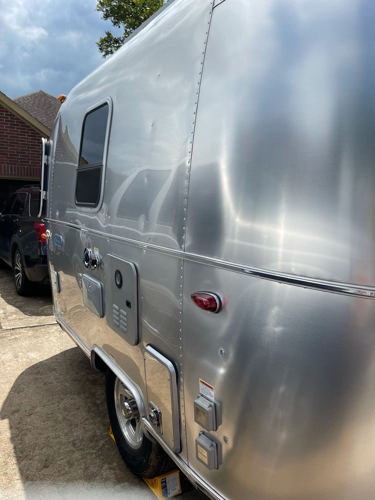 Shiny Airstream RV with utility hookups, parked on a driveway. Could be a great rv rental option for travel. — photo 6