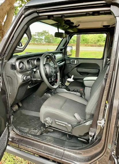 See this Jeep's spacious interior: driver's area, dash, seats. A perfect rental vehicle for adventure, even with your rv rental plans. — photo 4