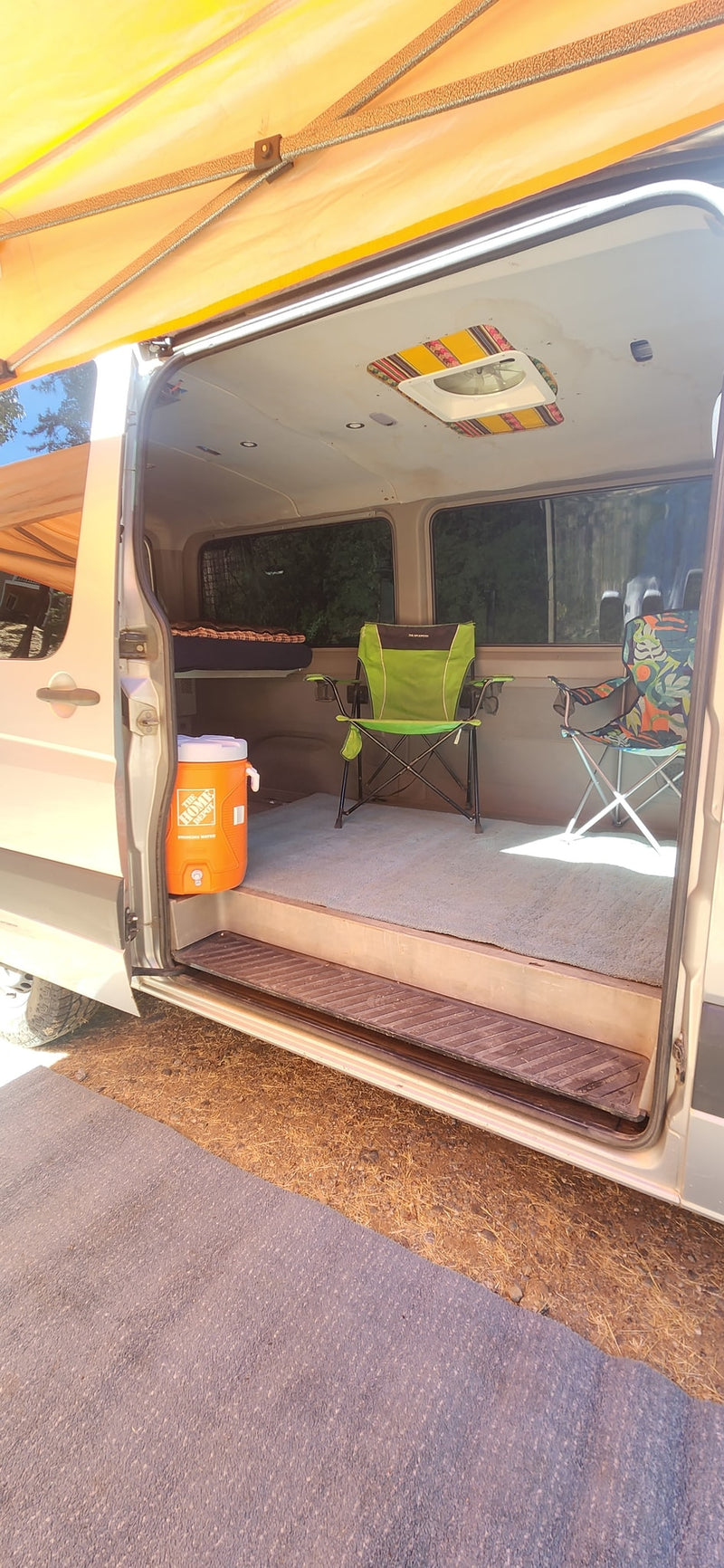  ample floor space with a rug — photo 7