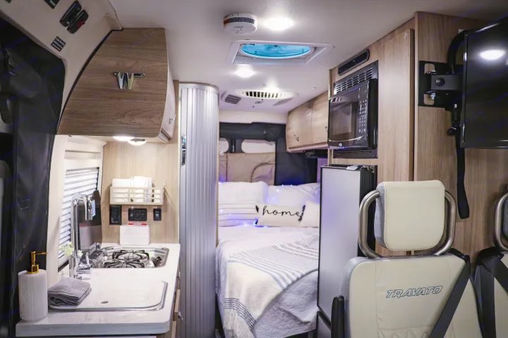 "Lux" 2022 Winnebago 59G, Fully Contained OFF Grid Capable! Air Conditioned — photo 4