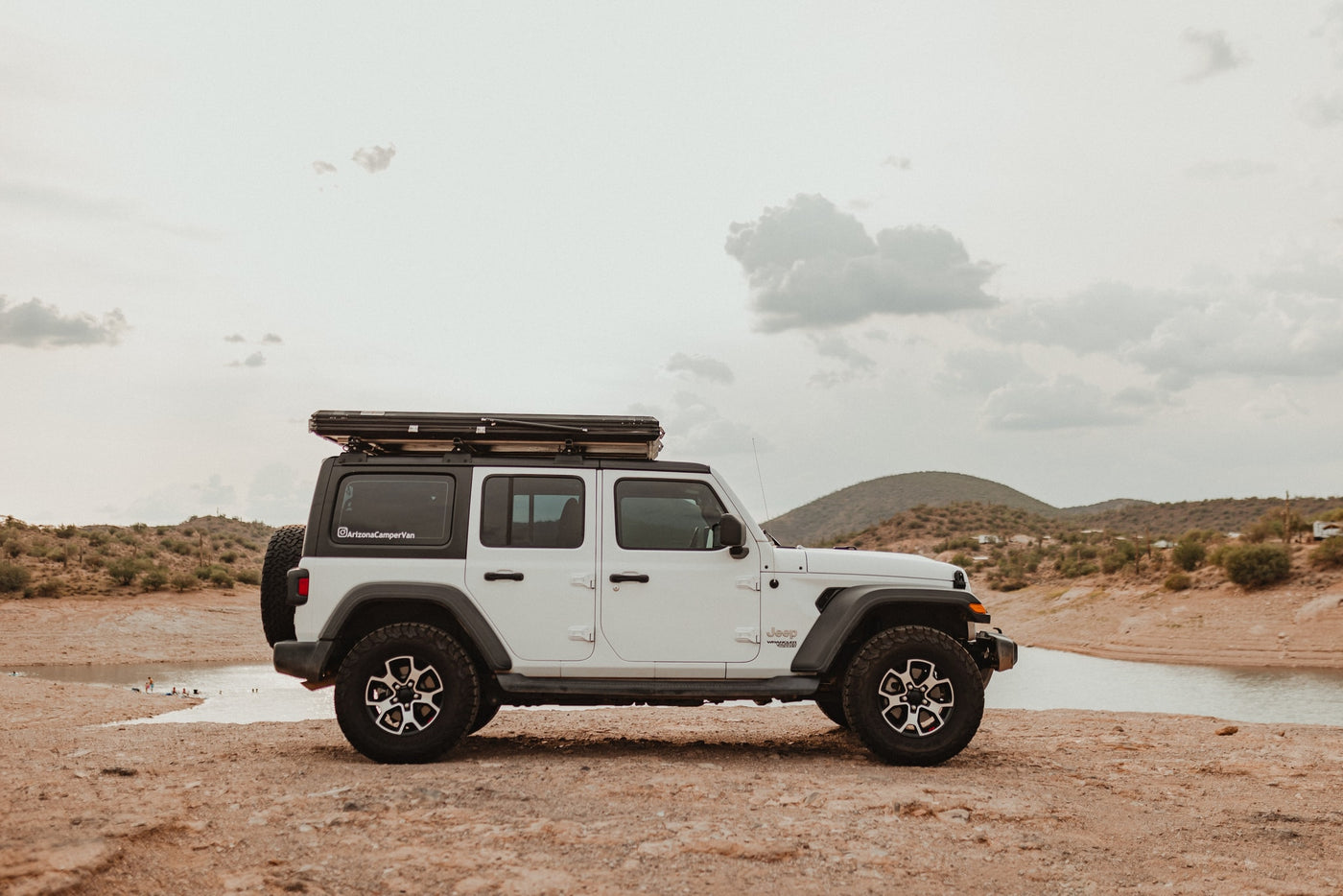 Hit the trails with our white Jeep Wrangler RV rental, complete with a rooftop tent for lakeside Arizona adventures. — photo 15