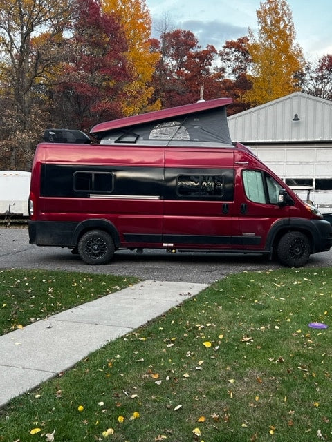 Maroon pop-top camper van — photo 1