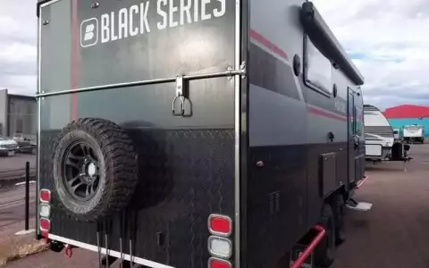 2022 BLACK SERIES hq19t quad bunk toy hauler