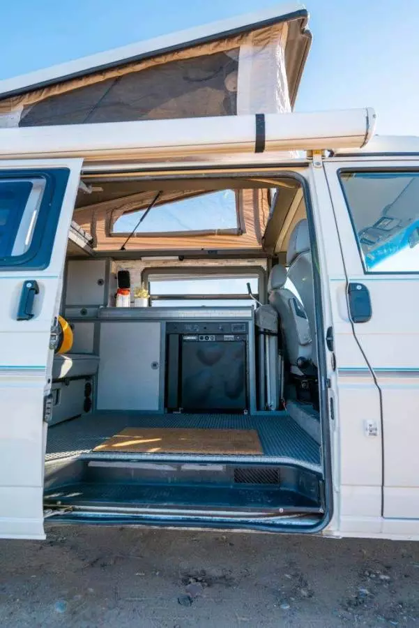 https://basecamper.com/files/03-2022/ad42566/call-me-yeti-eurovan-camper-631413970_large.webp