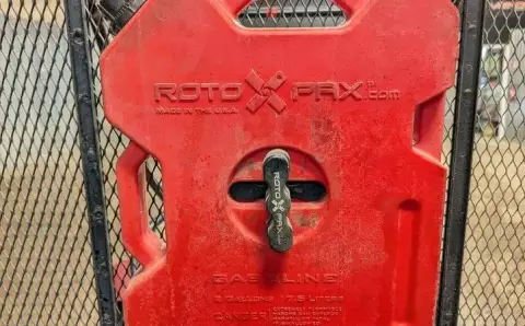 Fuel/water rotopax gas can