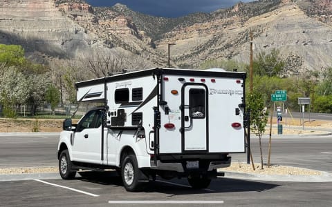 F250 4x4 with Indoor wetbath/toilet 2023 Palomino 