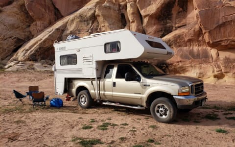 Ford F250 4x4 Off-Grid Truck Camper with good airp