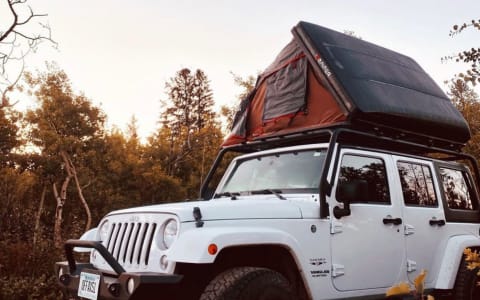 Jeep Wrangler Sahara Unlimited with IKamper Roof T