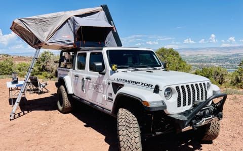 2021 Jeep Gladiator with XL Roofnest tent