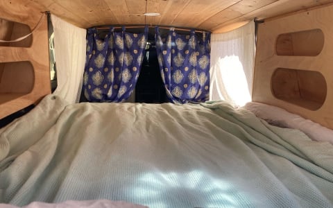 4WD Suburban Truck Camper – sleeps 2