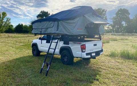 2017 Toyota Tacoma w/ King Bed Roof Tent- UNLIMITE